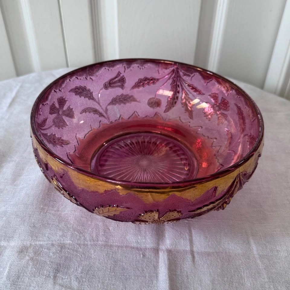 Vintage cranberry glass bowl with gold leaf details - photo 2