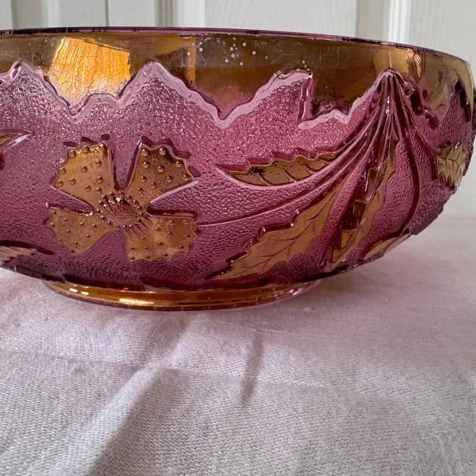 Vintage cranberry glass bowl with gold leaf details - photo 4