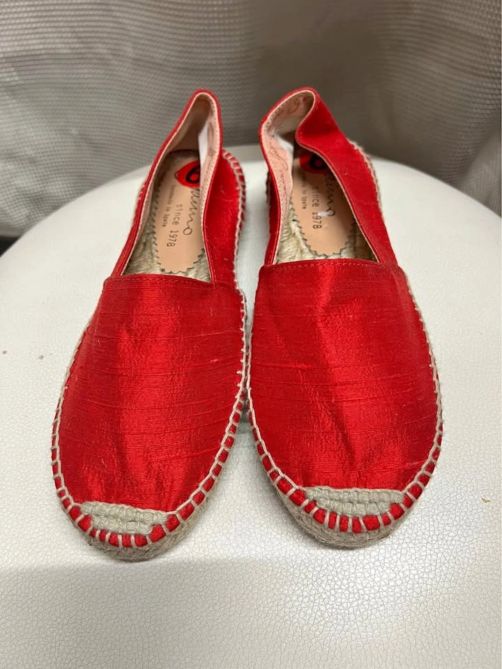 ⚽ Red Espadrille