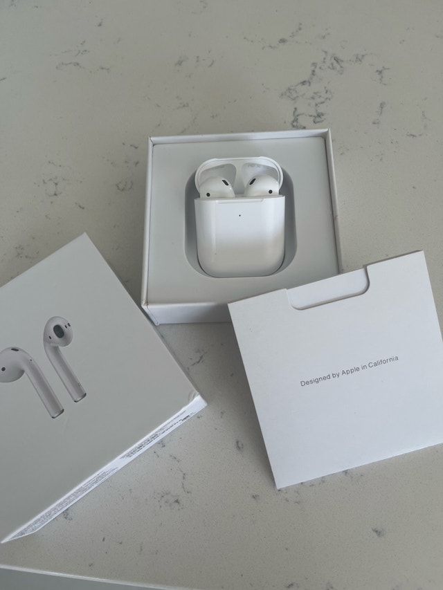 AirPods (2nd Generation) — Excellent Conditon