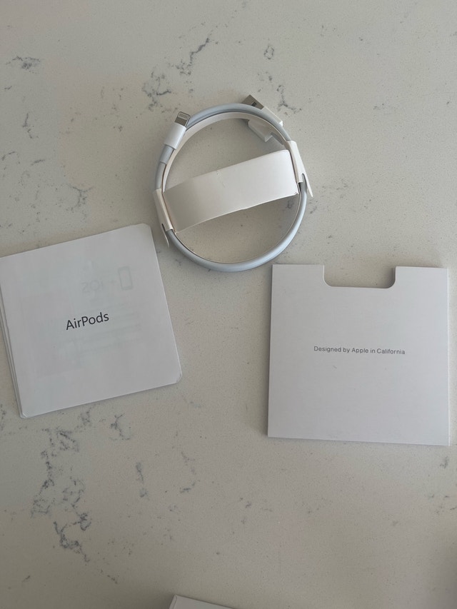 AirPods (2nd Generation) — Excellent Conditon - photo 2