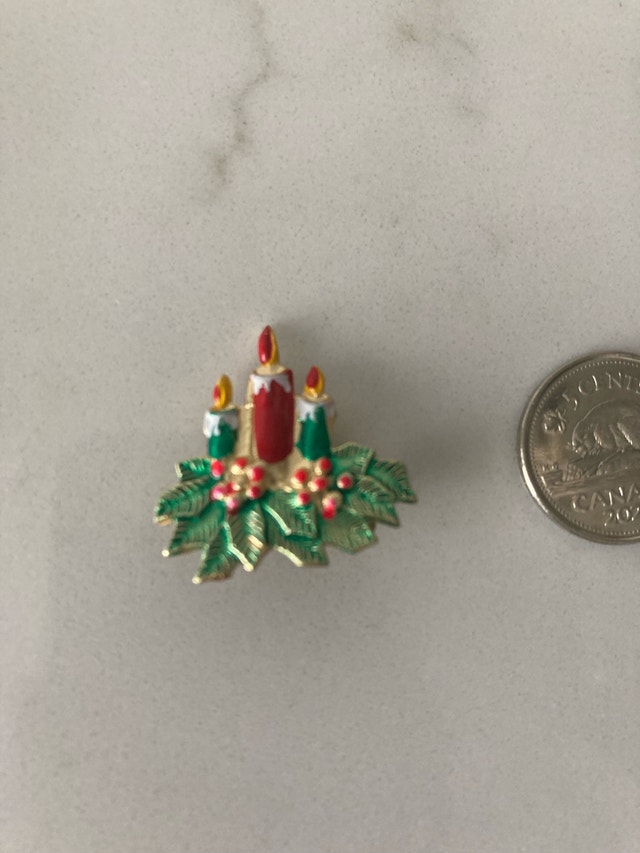 ⚽️Holiday Candle Brooch