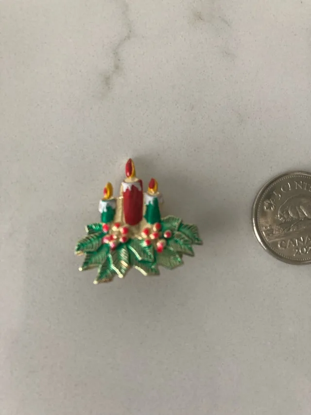 ⚽️Holiday Candle Brooch