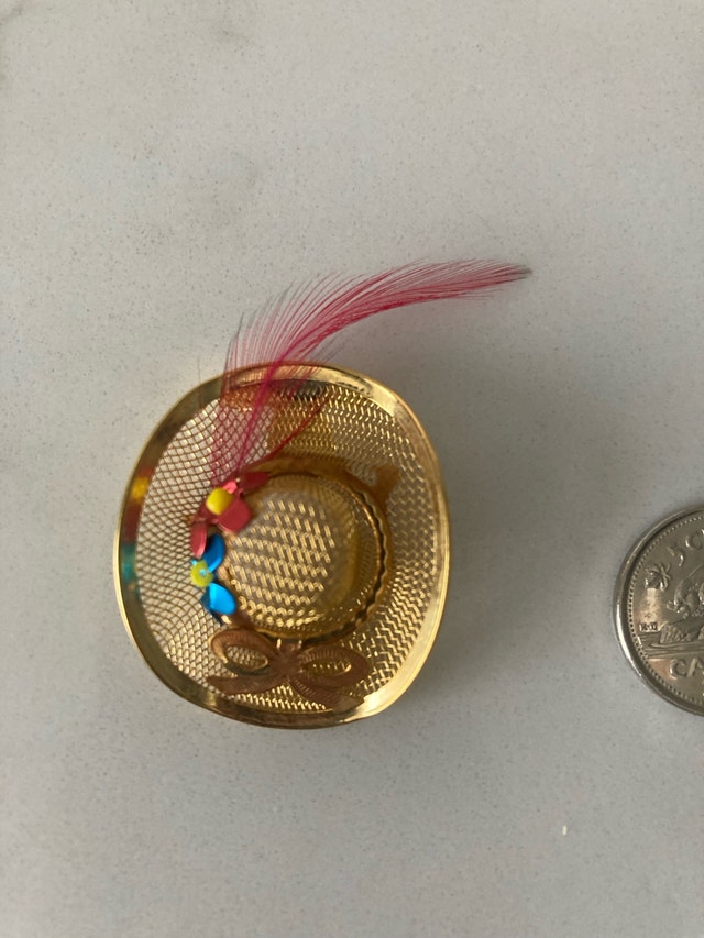 ⚽️Vintage Gold Tone Hat Brooch