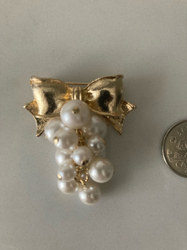 ⚽️Gold-Tone Bow and Faux Pearl Brooch