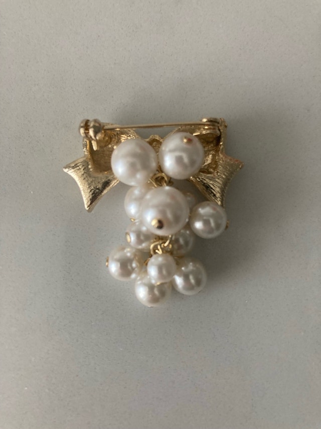 ⚽️Gold-Tone Bow and Faux Pearl Brooch - photo 2