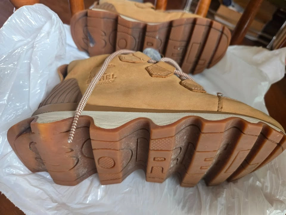 Sorel Waterproof Winter Shoes — Women's Size 6 (US) - photo 3
