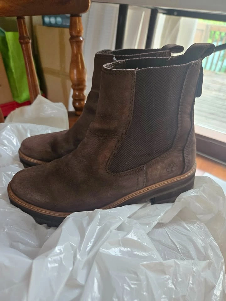 Timberland Women's Chelsea Boots — Size 6.5 US / EU 37.5