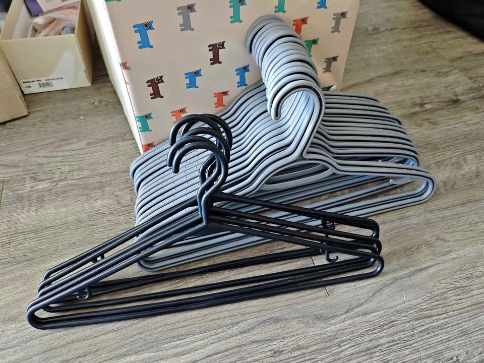 Plastic Clothes Hangers Set