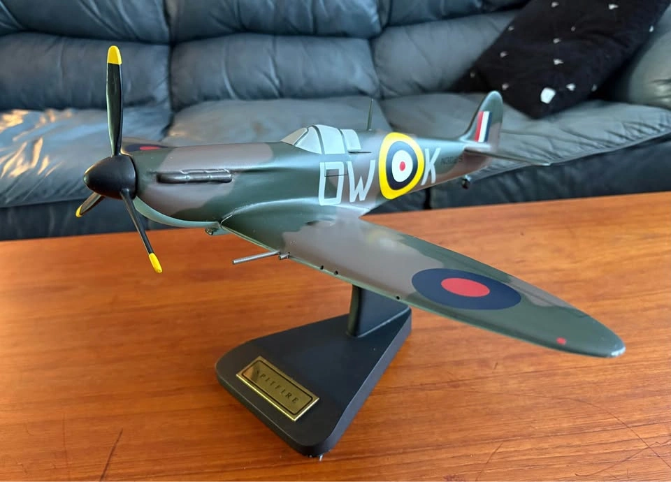 Vintage WWII RAF Supermarine Spitfire Plane Display Model - photo 2