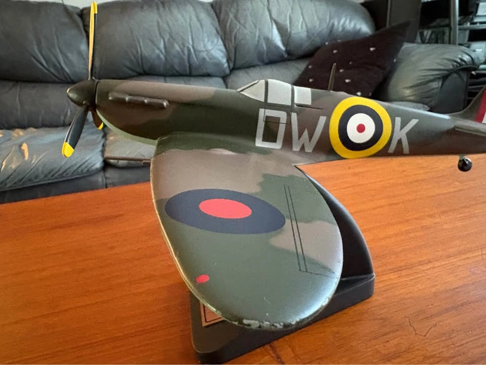 Vintage WWII RAF Supermarine Spitfire Plane Display Model - photo 4