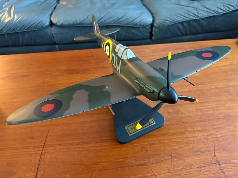 Vintage WWII RAF Supermarine Spitfire Plane Display Model - photo 5