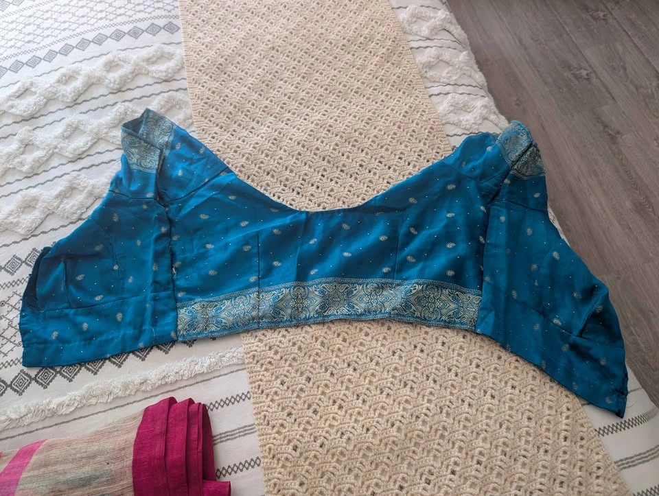 Saree Woman with blouse - photo 4