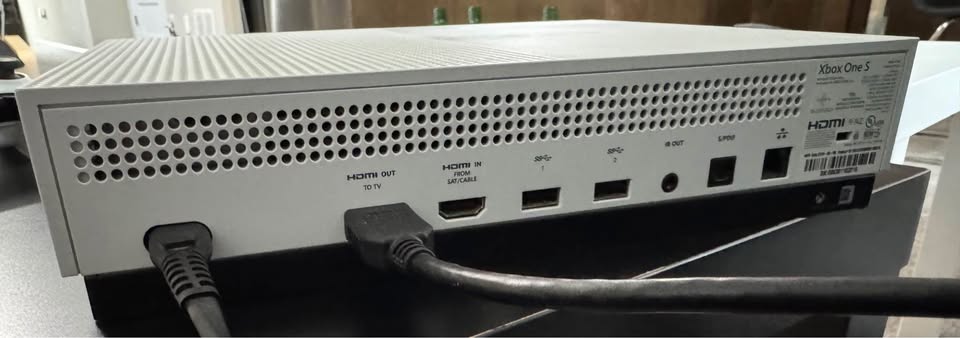 Xbox One S with two controllers - photo 2