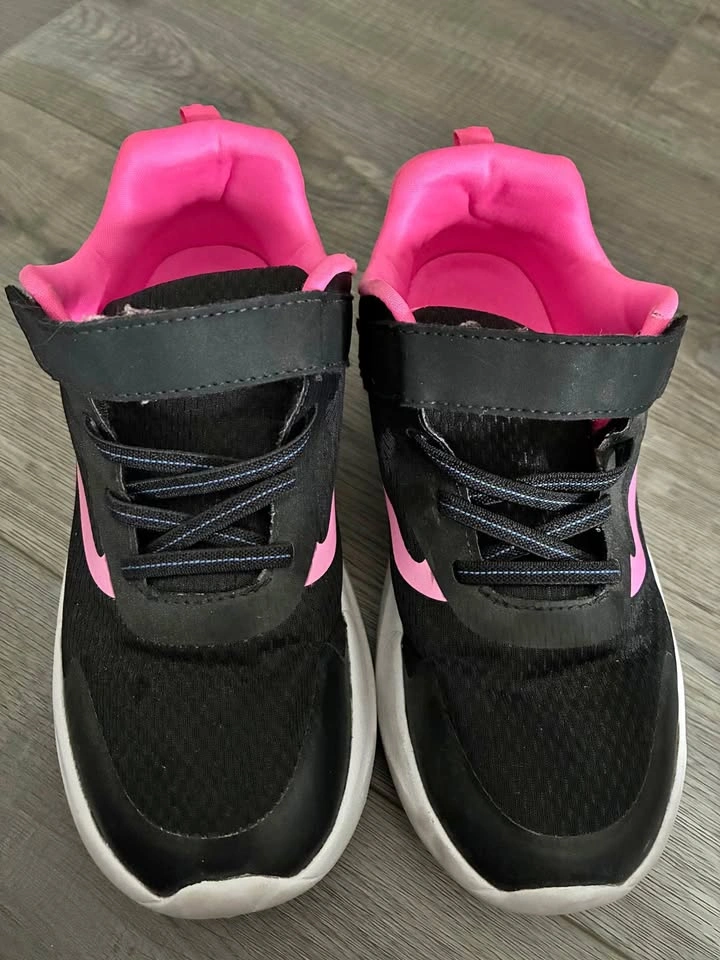 Nike Kids Black and Pink Sneakers Size 3