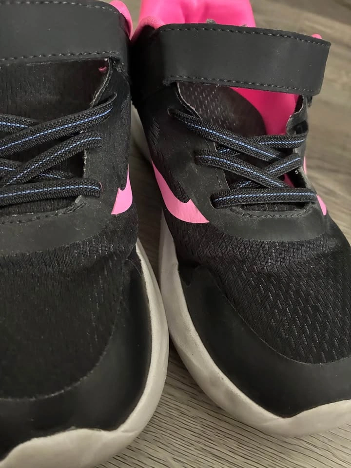 Nike Kids Black and Pink Sneakers Size 3 - photo 3