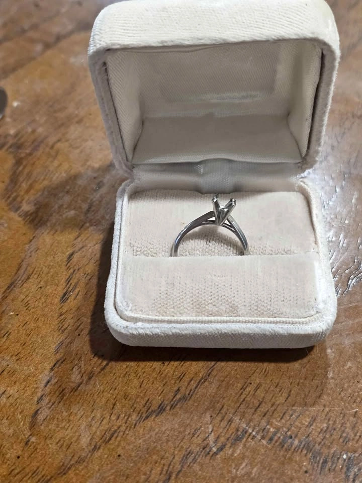 18k White Gold Solitaire Ring Setting