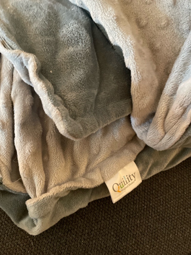 Quility Queen Size Weighted Blanket – $20 - photo 2