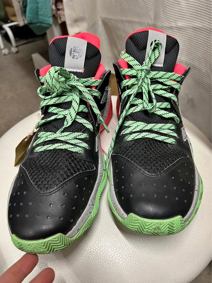 ⚽ Basketball shoes - Size 10.5