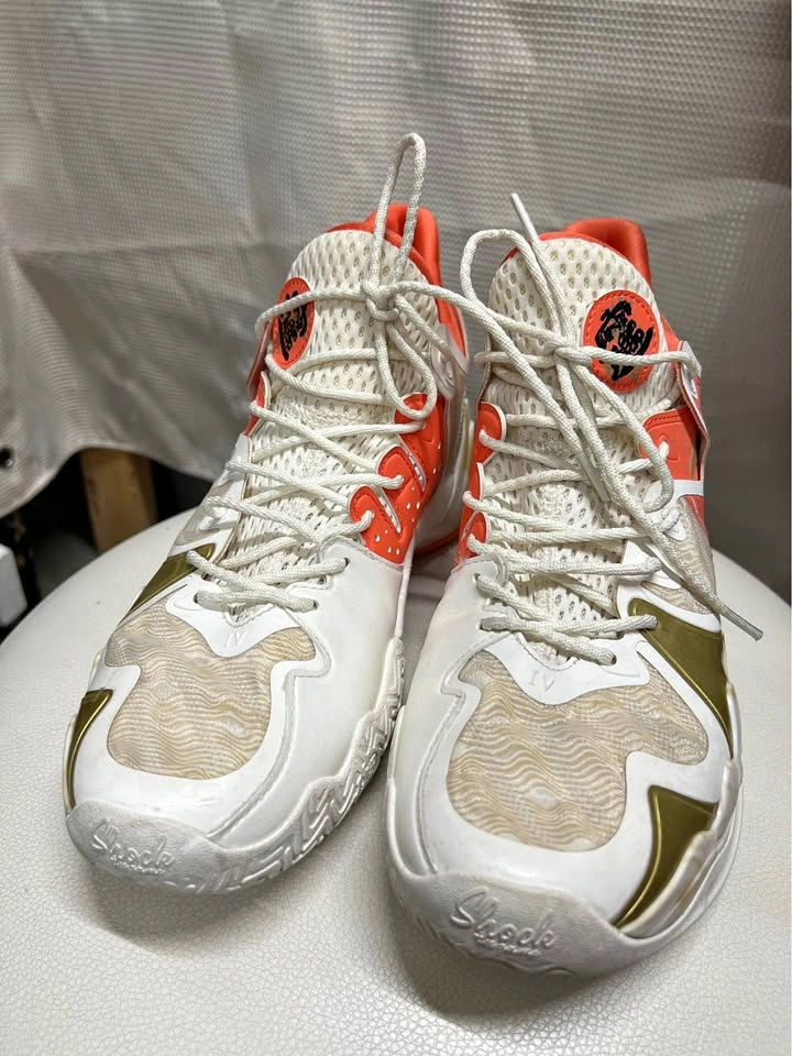 ⚽ Off White with Coral & gold accent Basketball Shoes. - Size 10