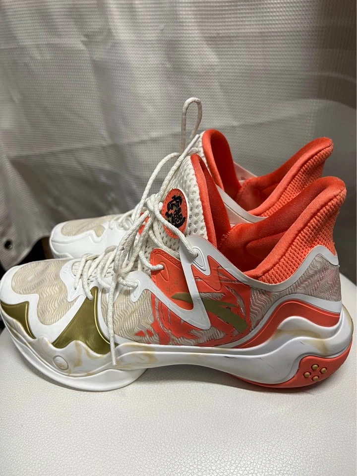 ⚽ Off White with Coral & gold accent Basketball Shoes. - Size 10 - photo 2