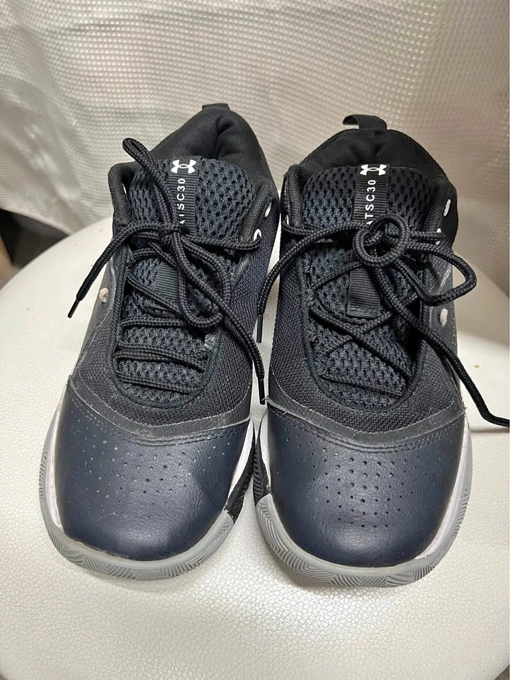 ⚽ Under Armour Basketball shoes- 5Y/7W