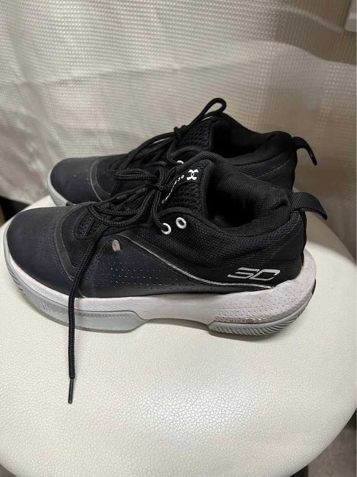 ⚽ Under Armour Basketball shoes- 5Y/7W - photo 2
