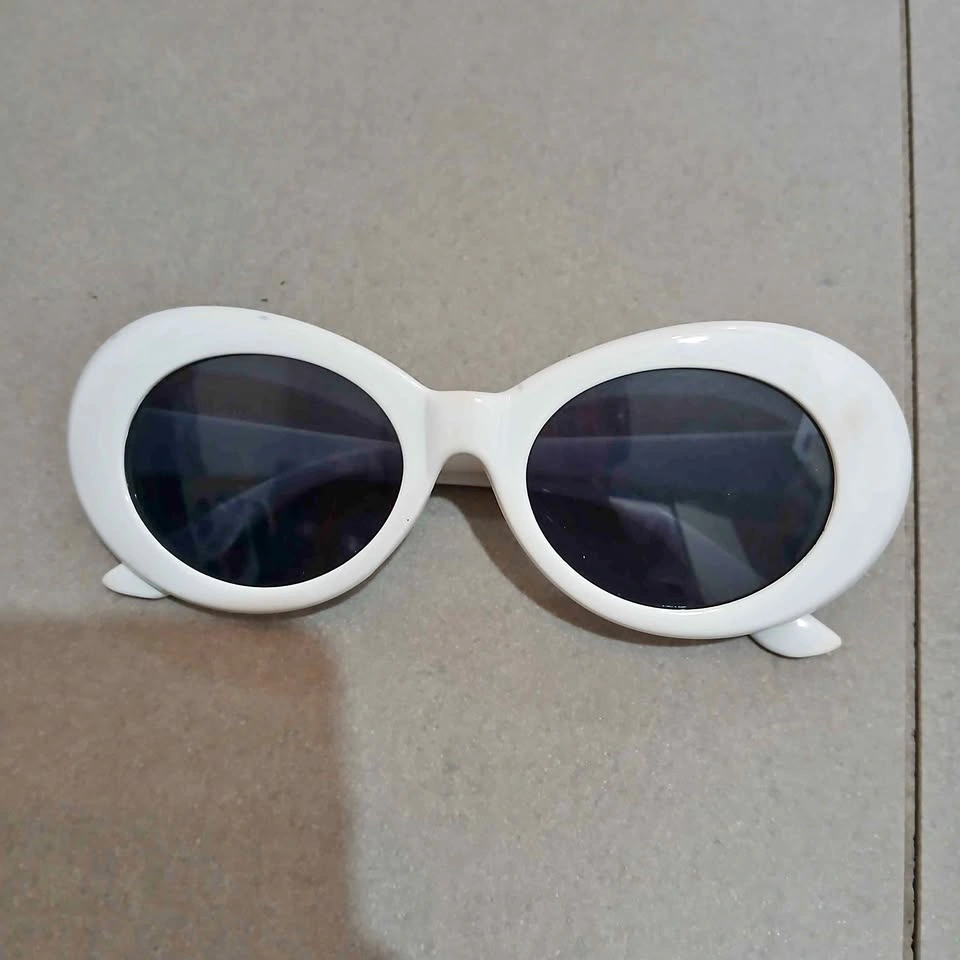 ⚽ White Oval Sunglasses