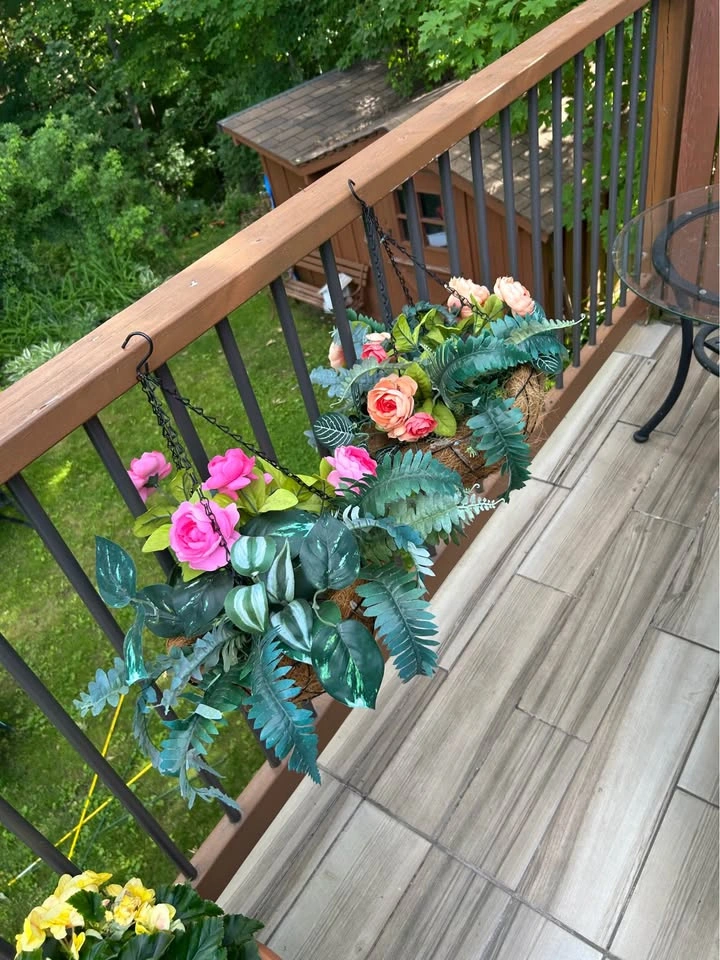 Nine hanging metal planters with silk flowers and plants - photo 3