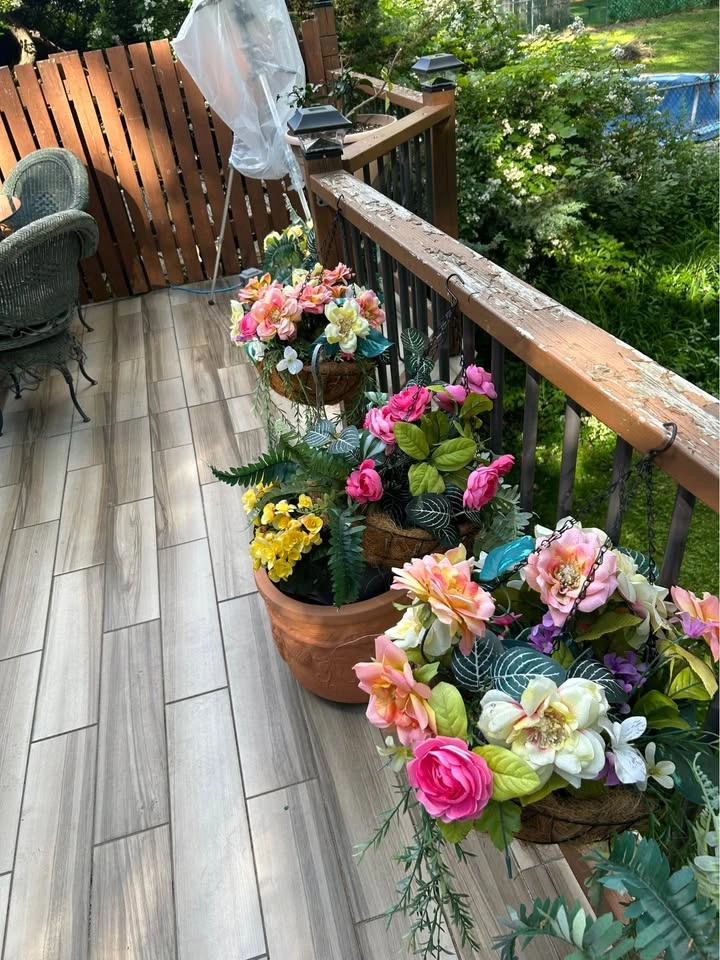 Nine hanging metal planters with silk flowers and plants - photo 4