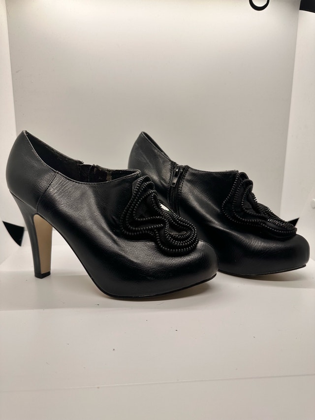 Madden Girl Black Faux Leather Zipper Flower Heels - photo 2