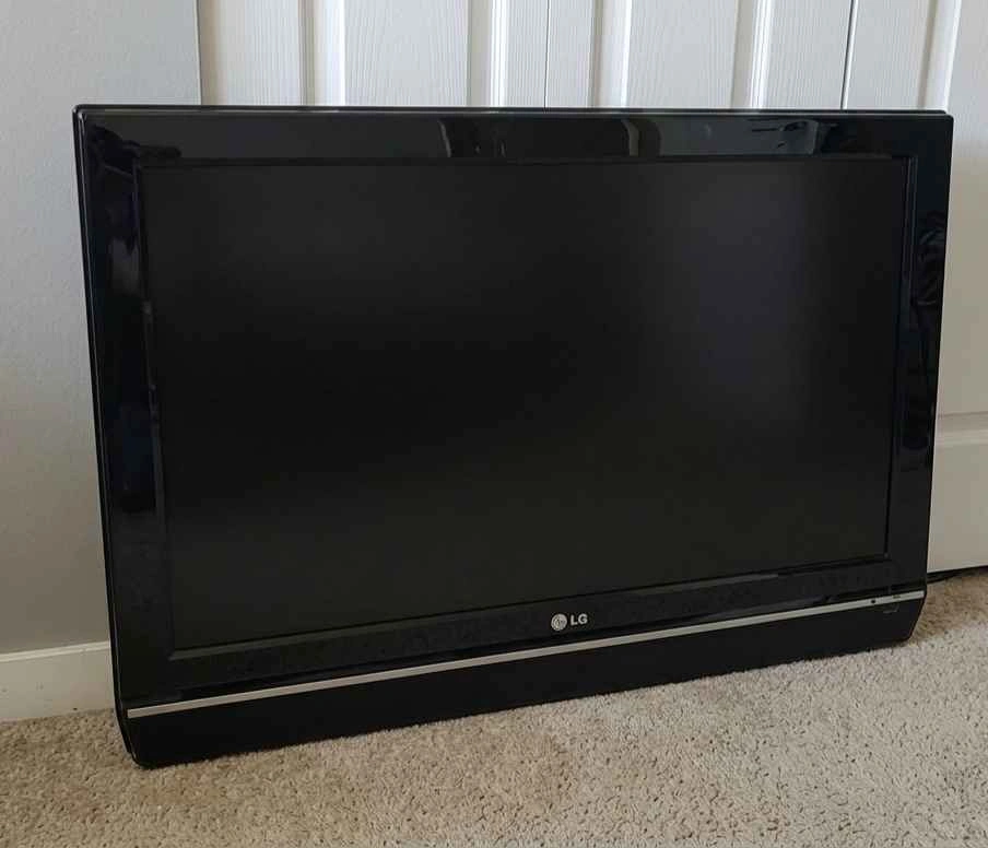 32" LG LCD TV