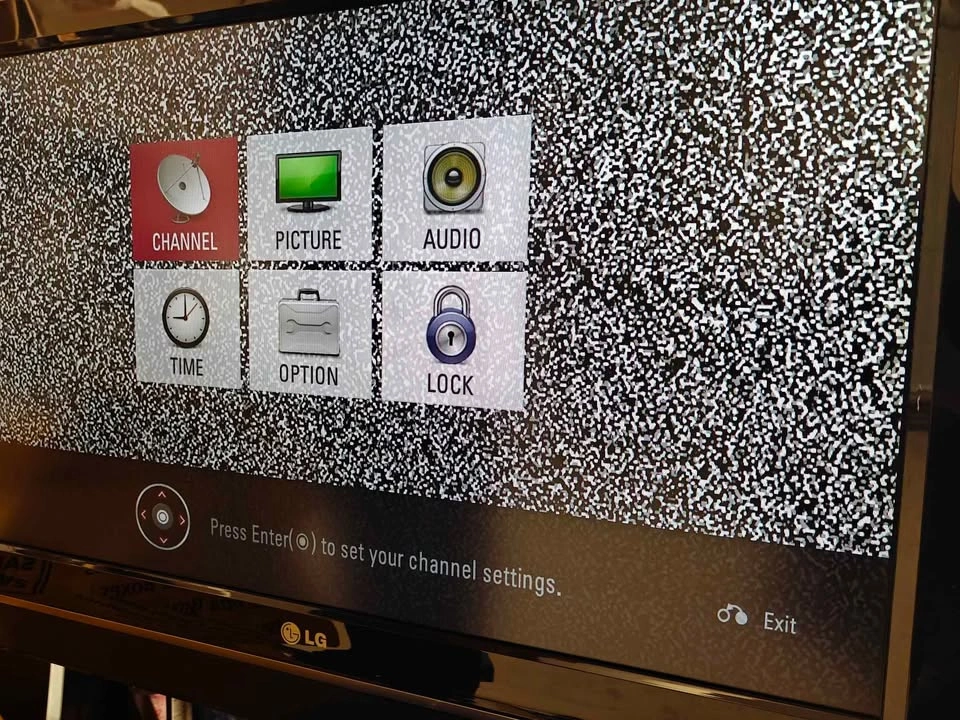 32" LG LCD TV - photo 2