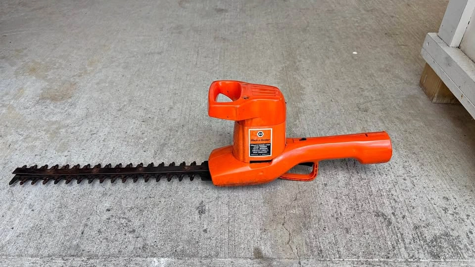 Black and Decker corded electric hedge trimmer