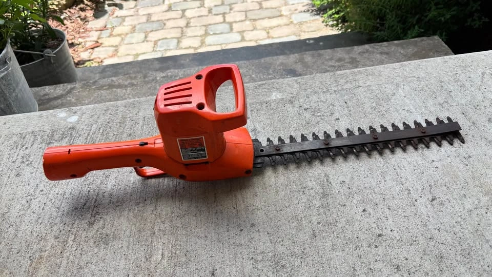 Black and Decker corded electric hedge trimmer - photo 2