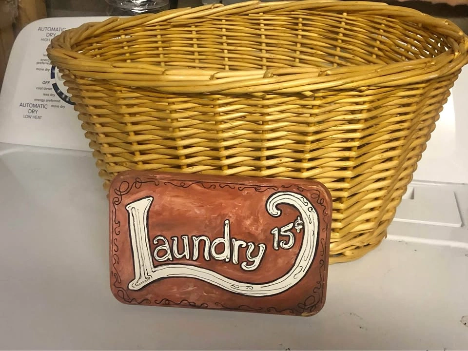 ⚽️ Medium sized laundry basket & old time Laundry sign