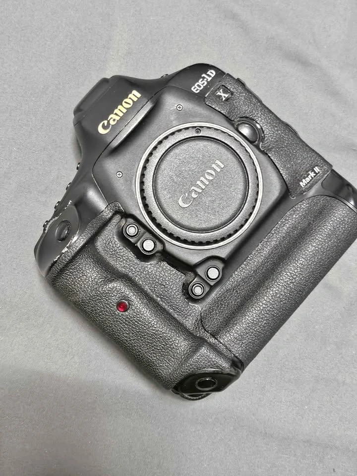 Canon 1DX Mark II Body + 2 Canon Batteries & Accessories