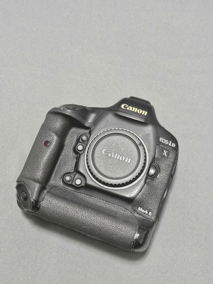 Canon 1DX Mark II Body + 2 Canon Batteries & Accessories - photo 2