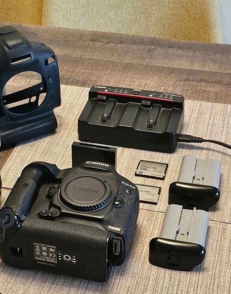Canon 1DX Mark II Body + 2 Canon Batteries & Accessories - photo 4