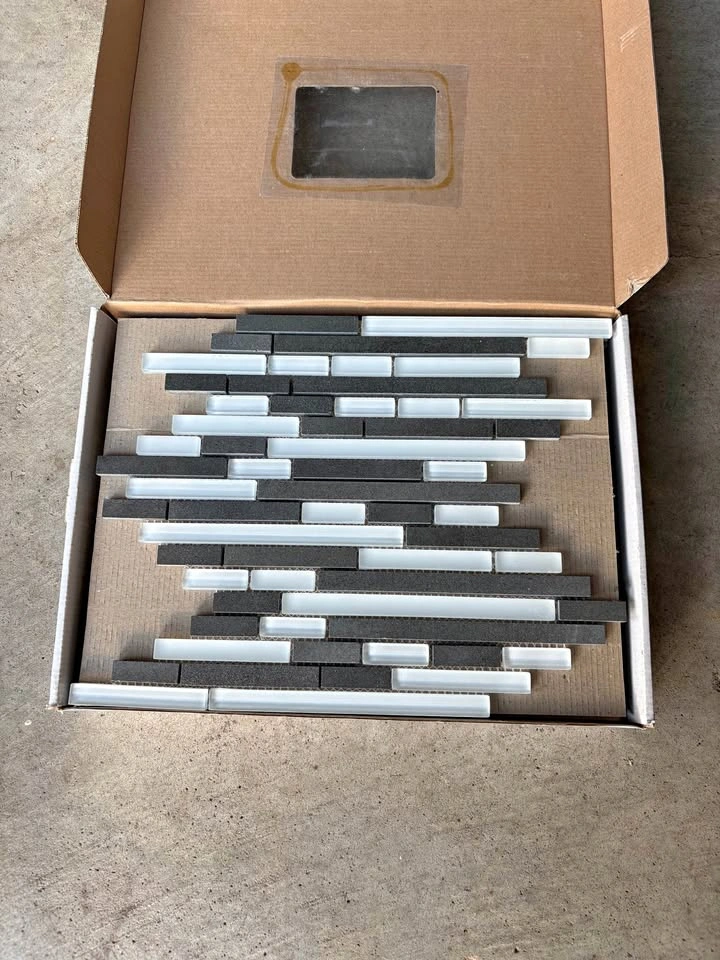 Mosaic tiles in a mixed gray and white color scheme