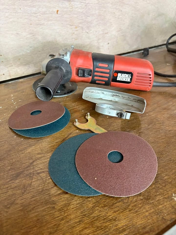 BLACK+DECKER 4.5-inch Angle Grinder Kit with Sanding Discs