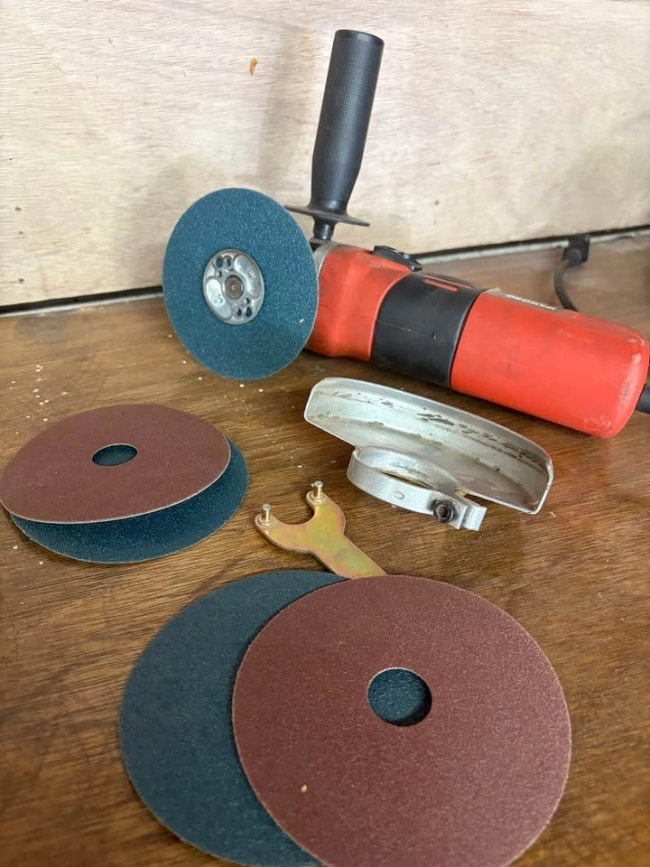 BLACK+DECKER 4.5-inch Angle Grinder Kit with Sanding Discs - photo 2