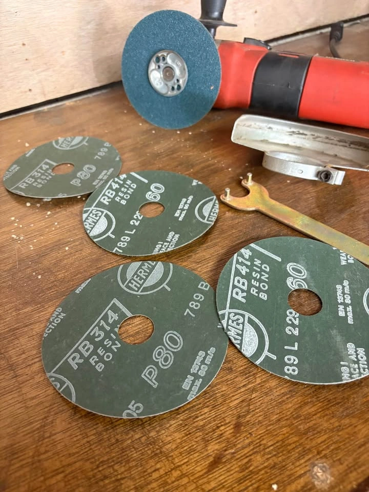 BLACK+DECKER 4.5-inch Angle Grinder Kit with Sanding Discs - photo 3