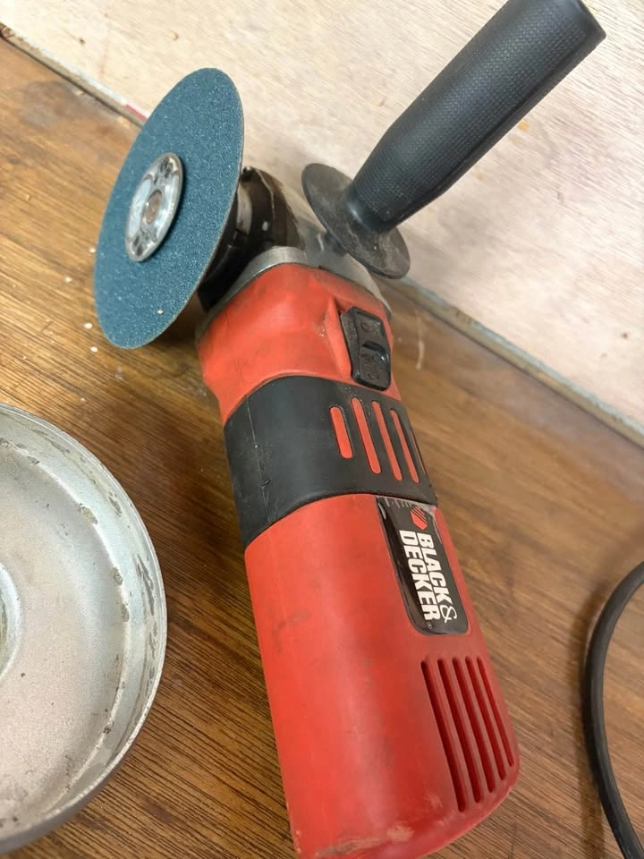 BLACK+DECKER 4.5-inch Angle Grinder Kit with Sanding Discs - photo 4