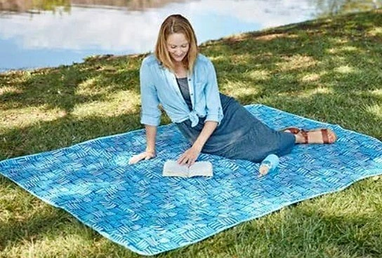 LightSpeed Outdoors Oversized Outdoor Folding Blanket