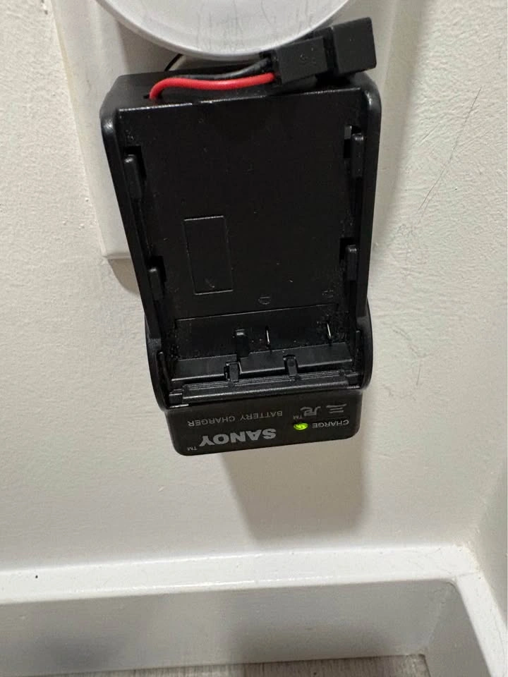 Video/digital camera battery travel charger - photo 3