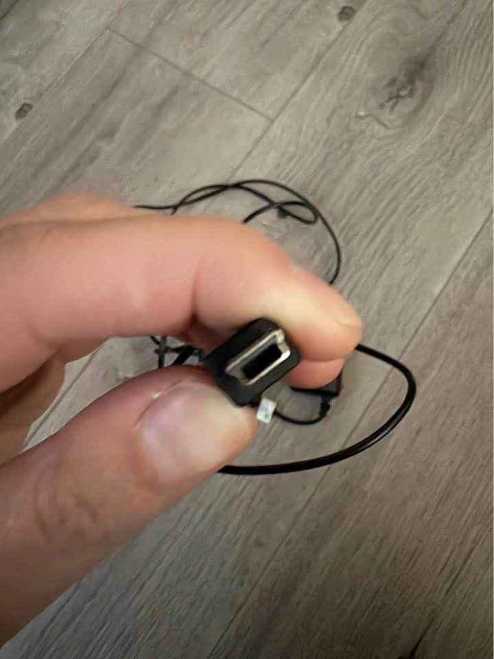 12v car plug to USB mini A - photo 2