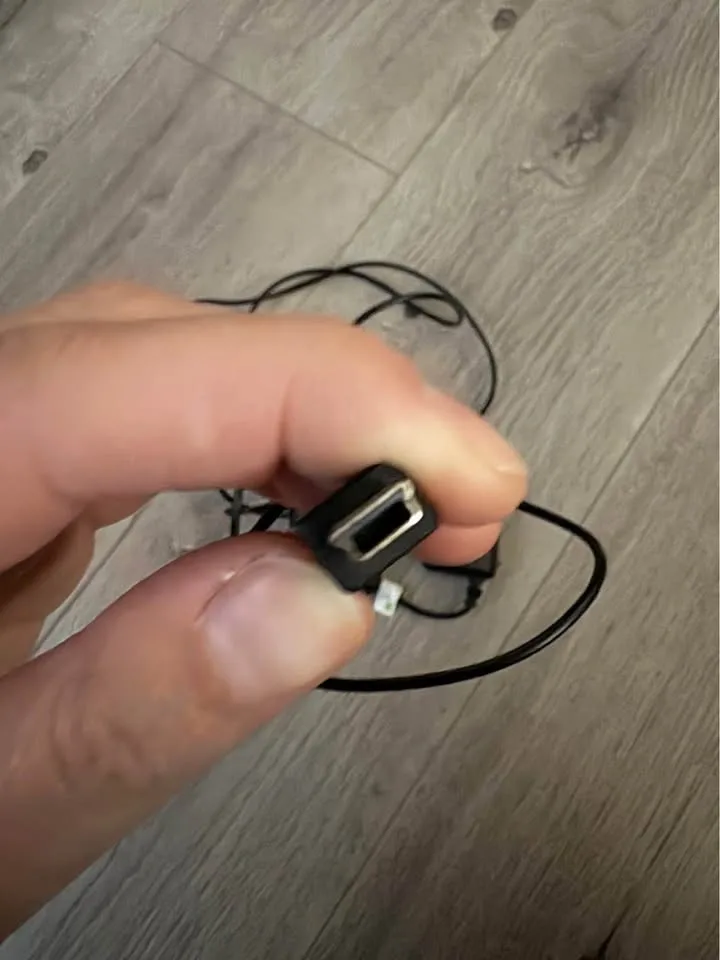 12v car plug to USB mini A - photo 2