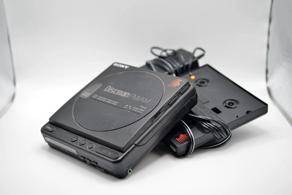 Sony Discman D-T4 + Dock + Battery + Cables - AS-IS