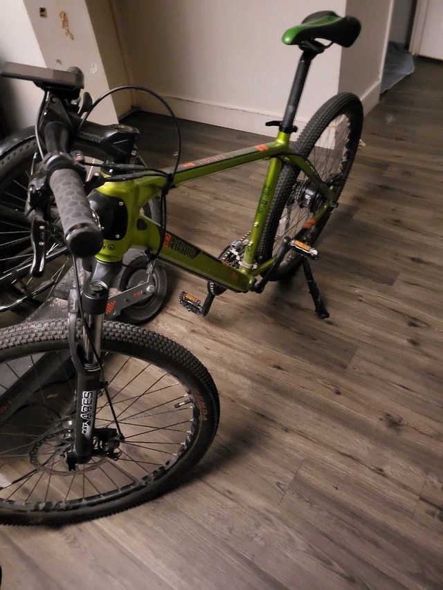 Everyday Exploit 2 EBike never used for Uber - photo 2